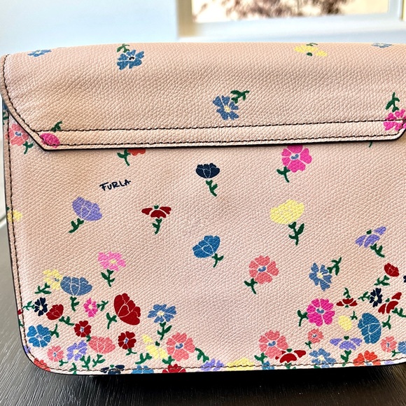 Furla Bag Metropolis Floral
Print Small Leather Bag in Toni
Gold/Pink!! - Picture 3 of 3